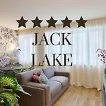 Jack Lake, A Stone's Throw From The Lejlighed Como