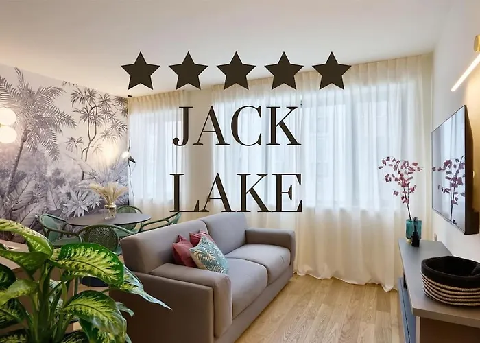 Jack Lake, A Stone's Throw From The Apartmán Como