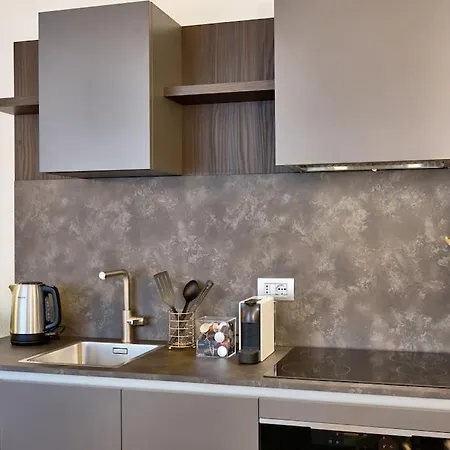 Jack Lake, A Stone's Throw From The アパート