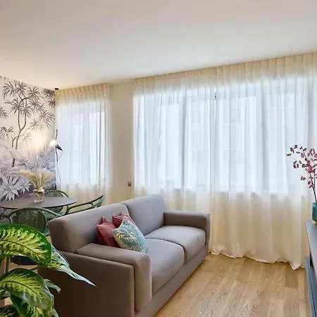 Jack Lake, A Stone's Throw From The コモ