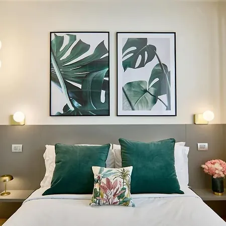 Jack Lake, A Stone's Throw From The コモ