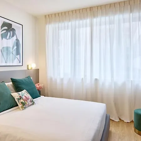 Jack Lake, A Stone's Throw From The アパート *